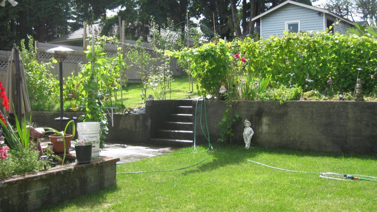 Surrey Chic 2 Bdrm Basement Unit Apartment Exterior photo