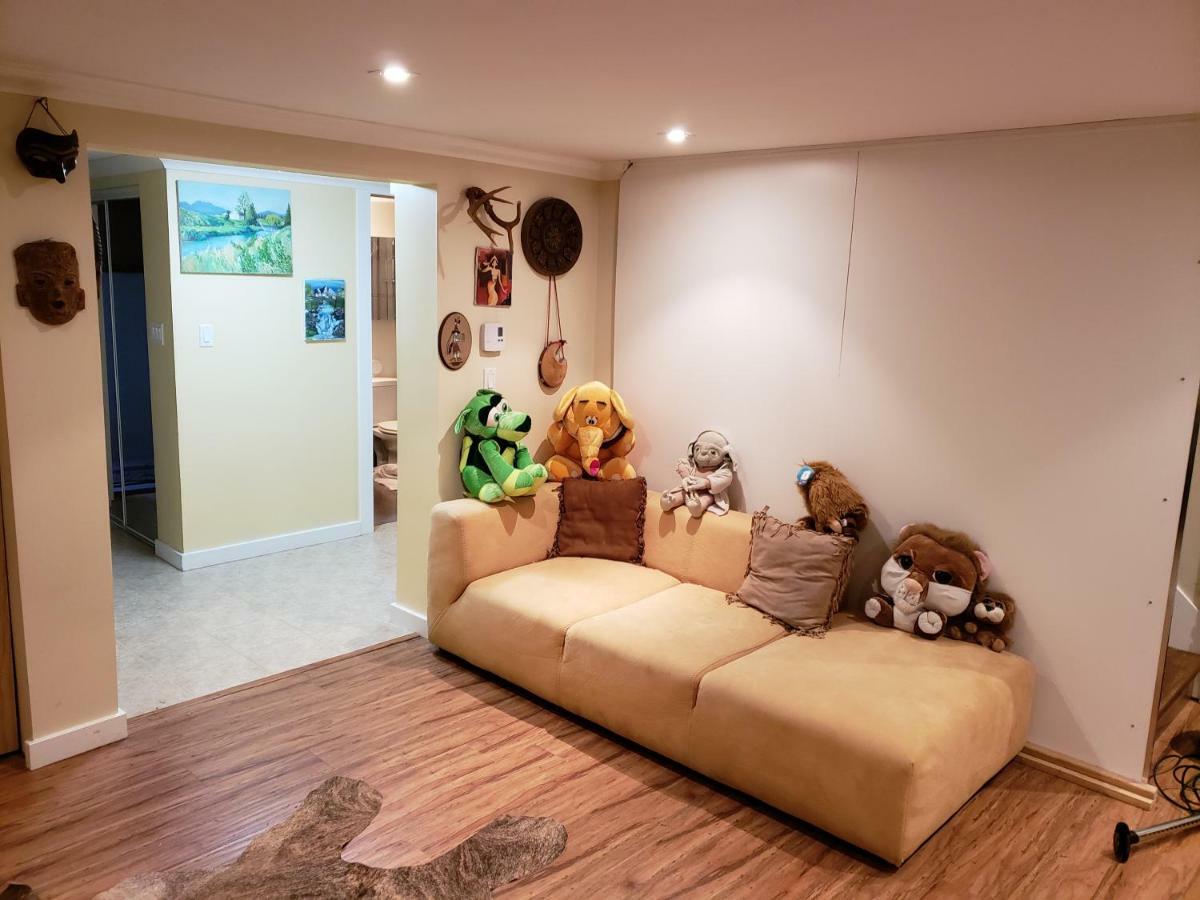 Surrey Chic 2 Bdrm Basement Unit Apartment Exterior photo